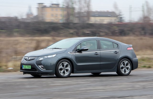 Opellel is lehet ám ingyen parkolni! Ampera használtteszt