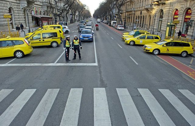 Be nem jelentett taxis demonstrációval indult a hét Budapesten