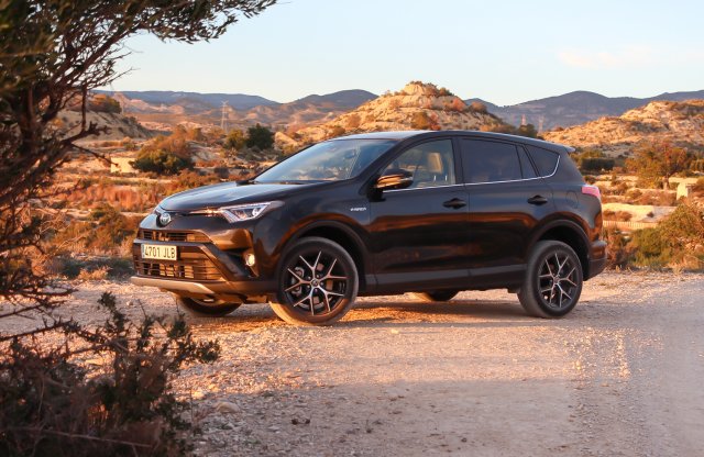 Újabb lépés a hittérítésben – Toyota RAV4 modellfrissítés
