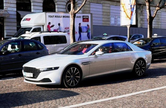 5,4 méter luxus a párizsi forgalomban