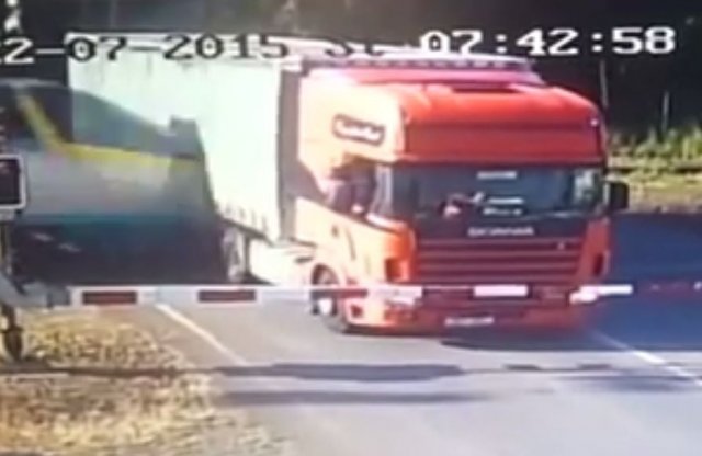 Ilyen az, amikor egy vonat kettészakítja a kamiont