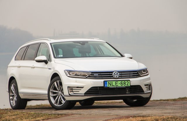 Felejtsük el a dízelt? Volkswagen Passat GTE teszt