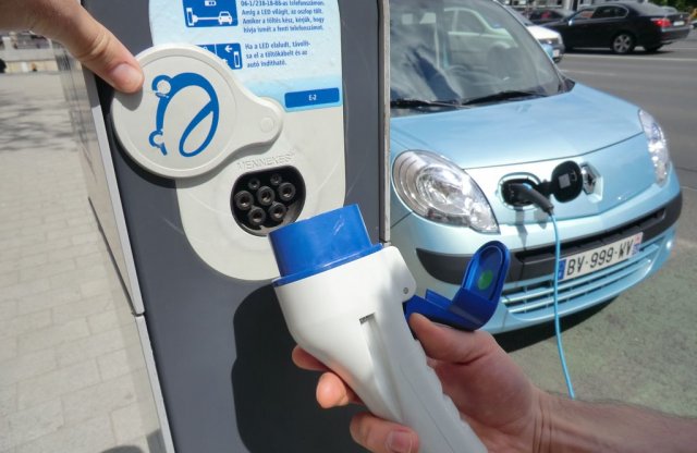 Kevesebb parkolóhely, több villanyautó-töltő