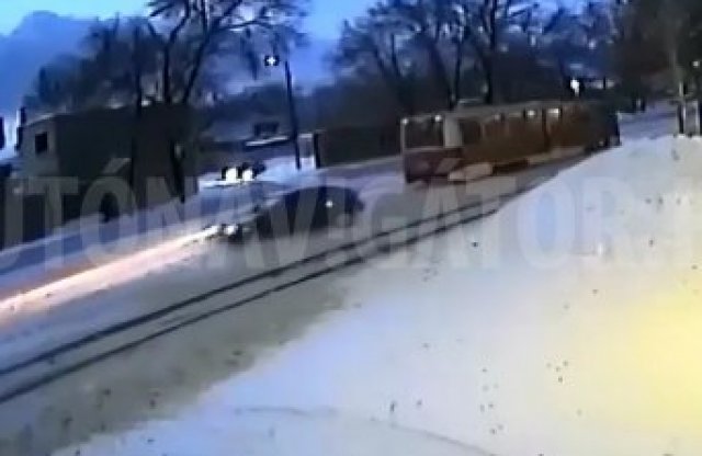 Napi blama: elhúzta a villamos a hóba ragadt autót