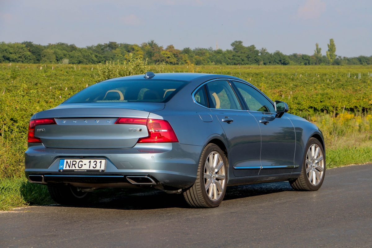 VOLVO S90