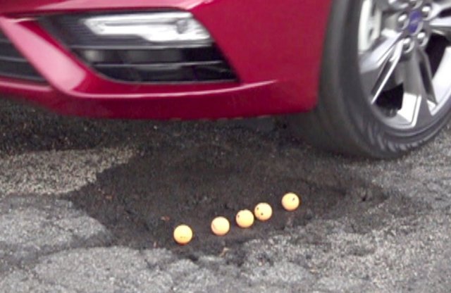 Zseniális Ford fejlesztés, ami átrepít a kátyúk felett