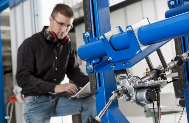 Kormányrendszer- és vezérműtengely-gyártás 500 új munkahellyel