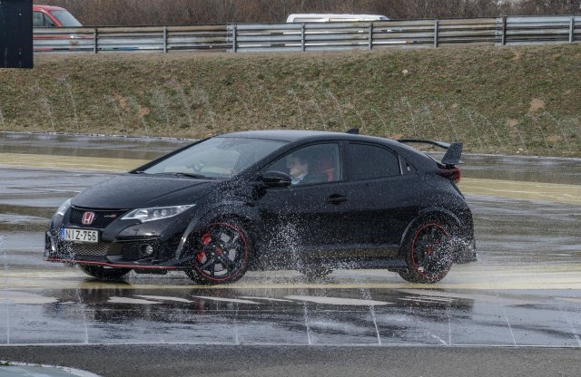 800 sofőrnek ad vezetéstechnikai kurzust az NFM