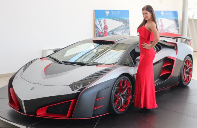 Magyar autó, magyar hölggyel, komoly ménessel a pódiumon