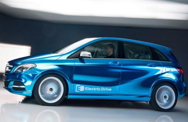 Szakított a Teslával, de rámegy a villanyautókra a Mercedes