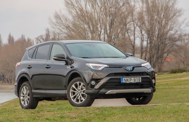 Olcsóbb és divatosabb, mint a Prius. Toyota RAV4 Hybrid teszt