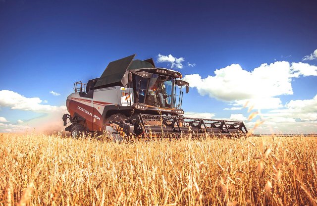 Sorhat, 16 tonna, 56 millió forint – csúcskombájn Oroszországból