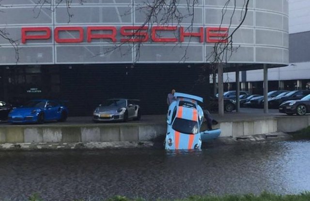 Vízbe pottyant egy Porsche 911 GT3 RS