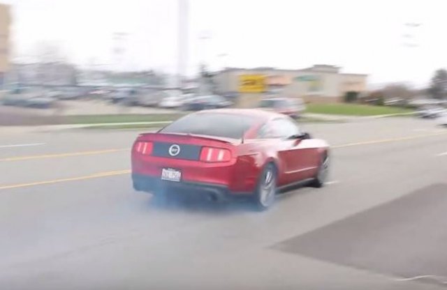 Nagy stílus helyett vér ciki - így törik a Mustang