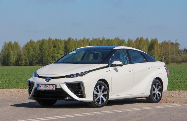 Magának termeli az áramot - íme az üzemanyagcellás Toyota Mirai