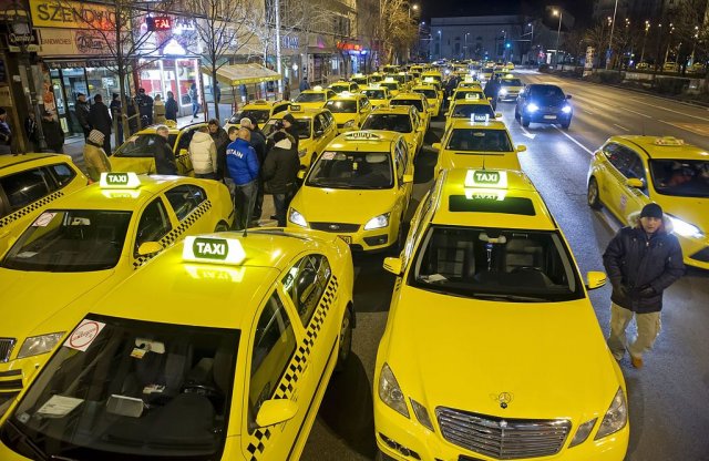 Ezer taxis lassíthatja a forgalmat kedden Budapesten