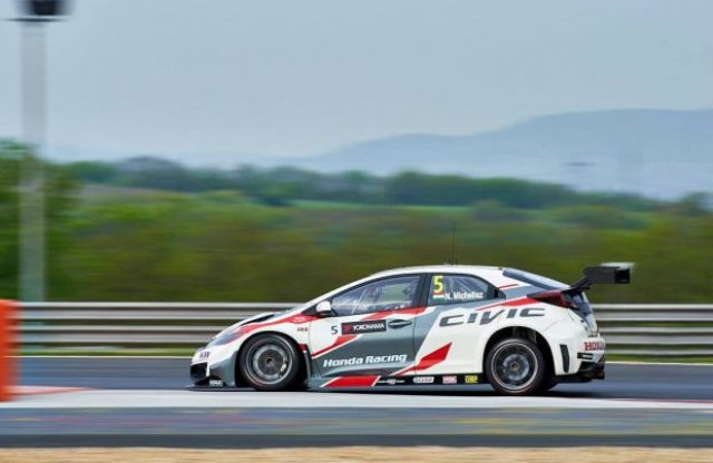 Szakadó eső és óriási csúszkálások a WTCC 2. hazai futamán