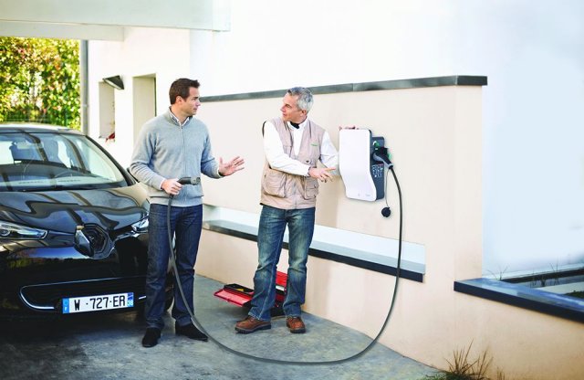 80 új villanyautó-töltőt telepít az ELMŰ