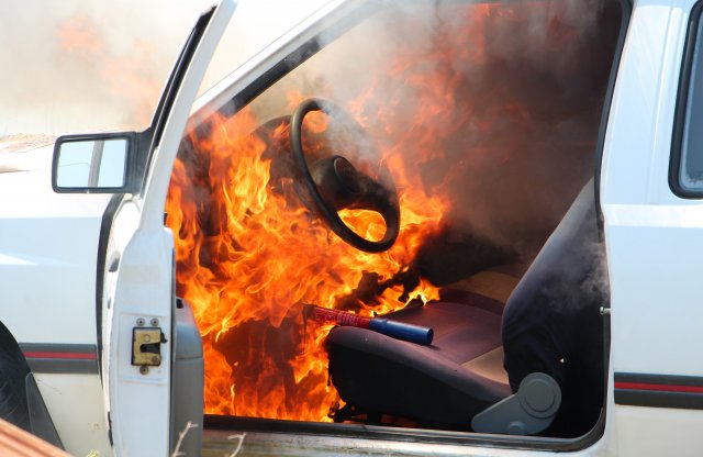Autótüzet fáklyával oltani? Lehetséges!