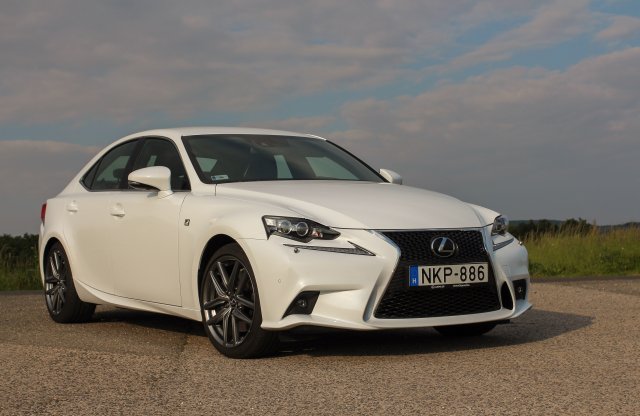 Bűnbe visz! Lexus IS 200t teszt