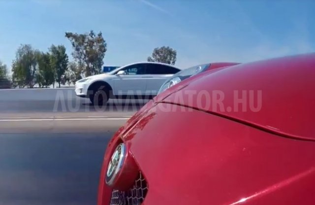 Szénné alázta a Tesla Model X az Alfa 4C-t