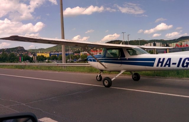 Repülő landolt az M1-M7 közös bevezetőjénél