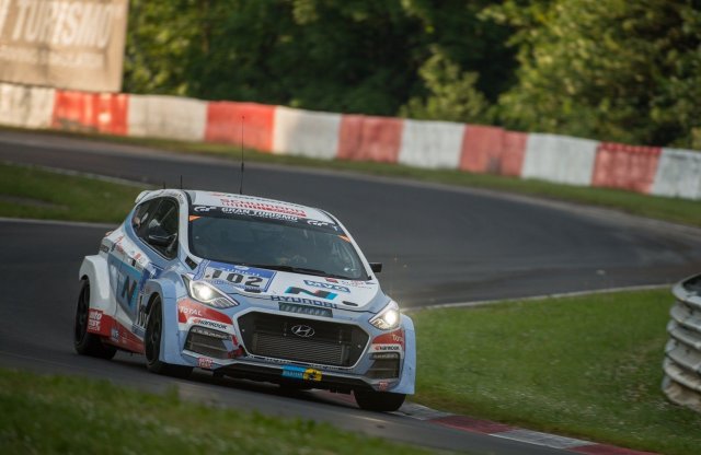 24 órás versenyen tesztelték a hot hatch Hyundai-t 