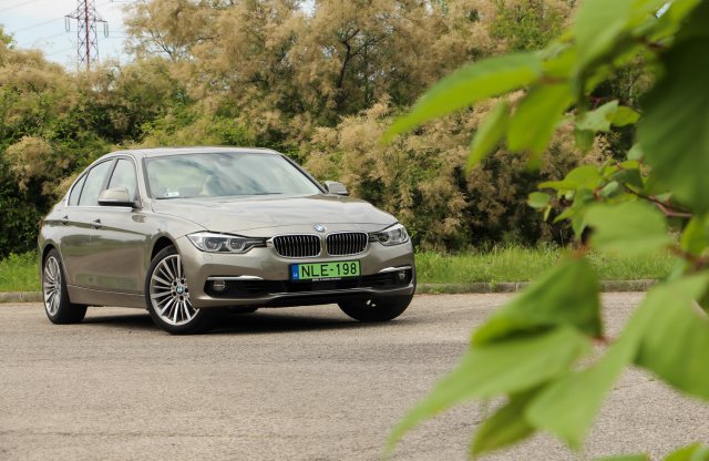 Bocs, nincs egy konnektorod? BMW 330e teszt