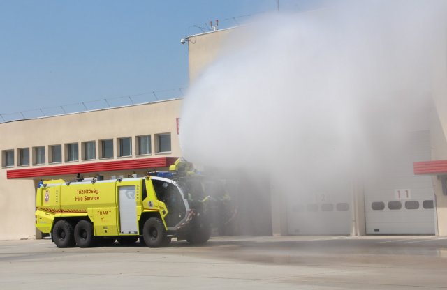 Egy kör és egy kiadós zuhany a reptér csoda-tűzoltóautójával