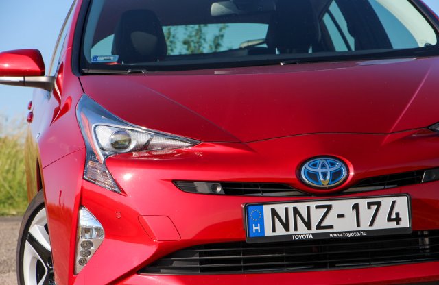 A háromliteres autó? Toyota Prius IV teszt
