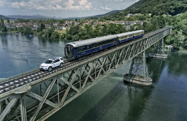 Vonat elé kötötték a terepjárót