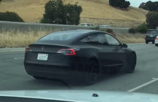 Mozgásban a Tesla Model 3