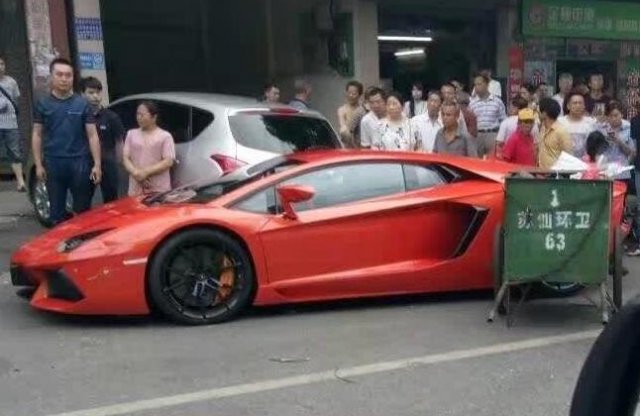 Szemetest zúzott a Lambójával