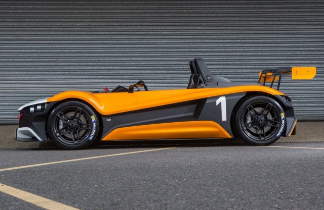 2,7 alatt gyorsul, de utcán is használható