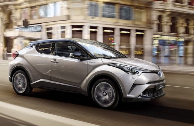 Belülről is láthatjuk a hondás Toyotát