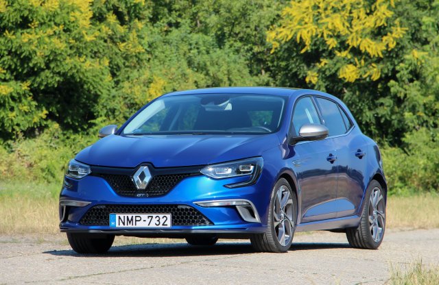 Hajtás csak elöl, kormányzás hátul is – Renault Mégane GT teszt