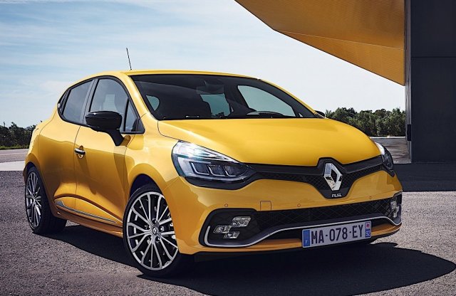 Kockás zászló az új Clio orrán