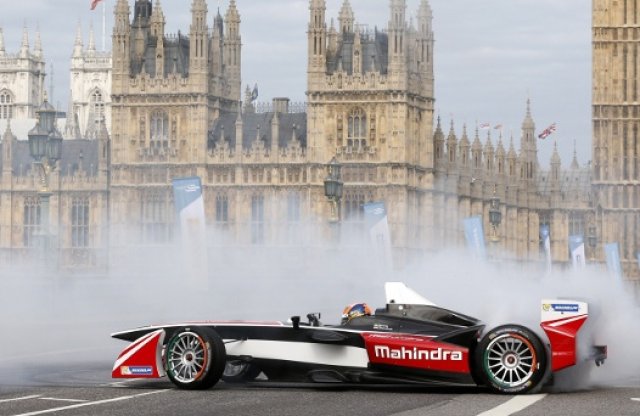 Lenyomná a Teslát a Mahindra