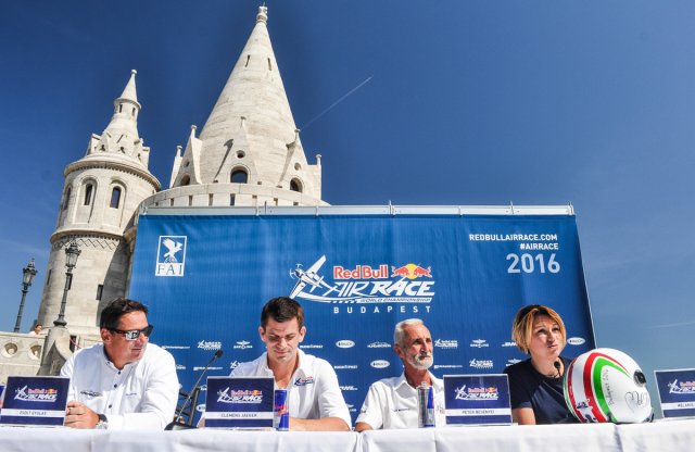 Nyakunkon a Red Bull Air Race budapesti futama