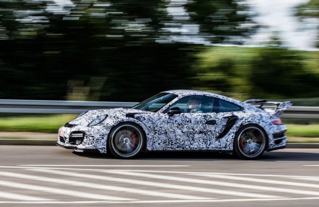 Már a tuningcégek is maszkolva tesztelnek? A Techart igen