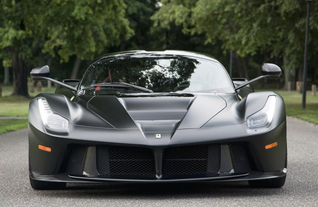 Három ilyen LaFerrari létezik, az egyik eladó