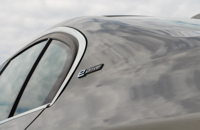 Tömegcsökkentéssel, villanyautóként is jön az új 3-as BMW