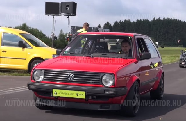 R8-at aláz egy kettes Golf