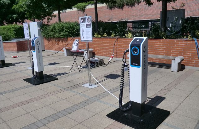 Villanyautó-töltőt, százat, ezeret!