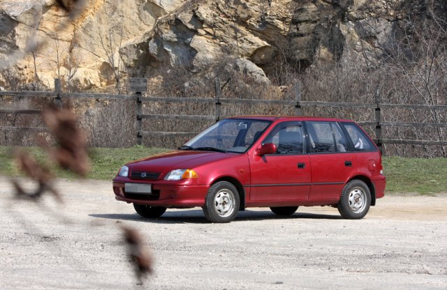 Hogyan élj túl egy zuhanást egy Suzukiban? Bukókerettel.