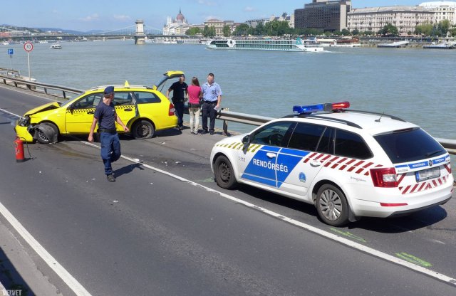 Valódi autós üldözés Budapesten egy taxis miatt