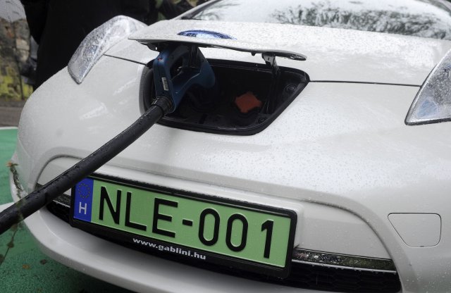 Villanyautó-paradicsom Budapest, fizetős Tesla-töltő