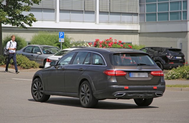 Emelt kivitel érkezik a Mercedes E-osztályból