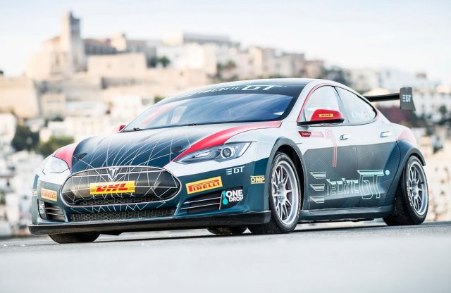 Pályaautót építettek a Tesla Model S-ből. Nem is egyet