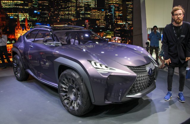 4,4 méteres crossovert vitt Párizsba a Lexus